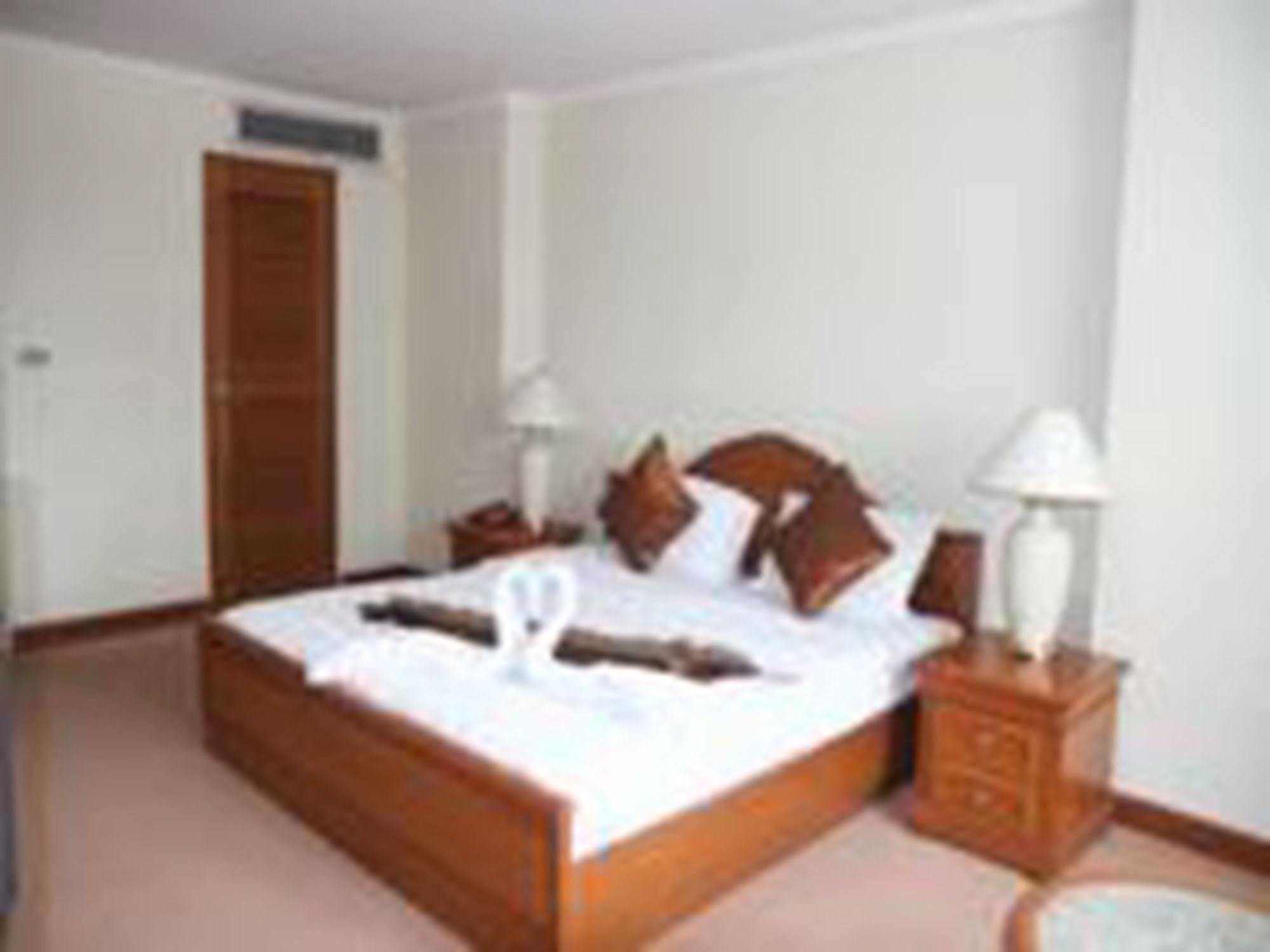 Omni Tower Syncate Suites Hotel