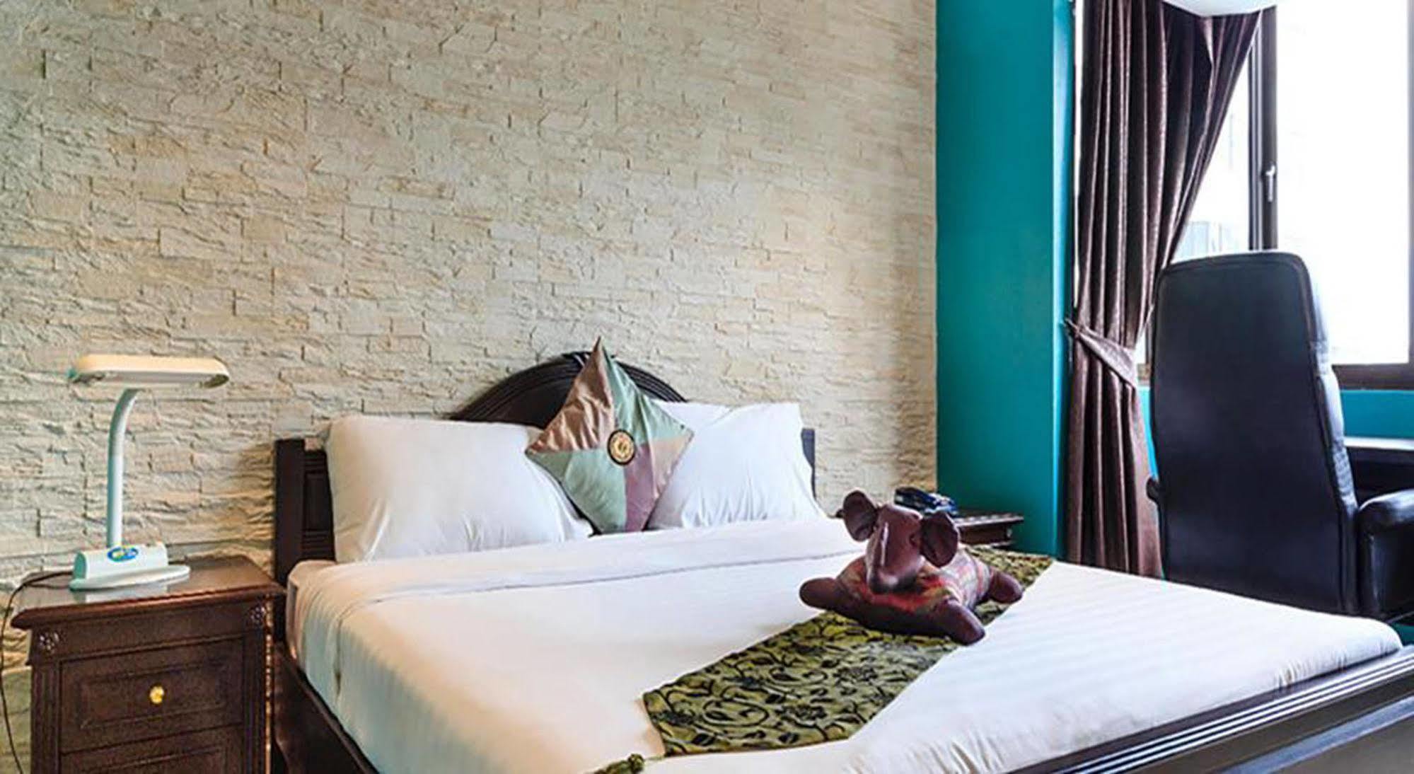 Omni Tower Syncate Suites Hotel Bangkok