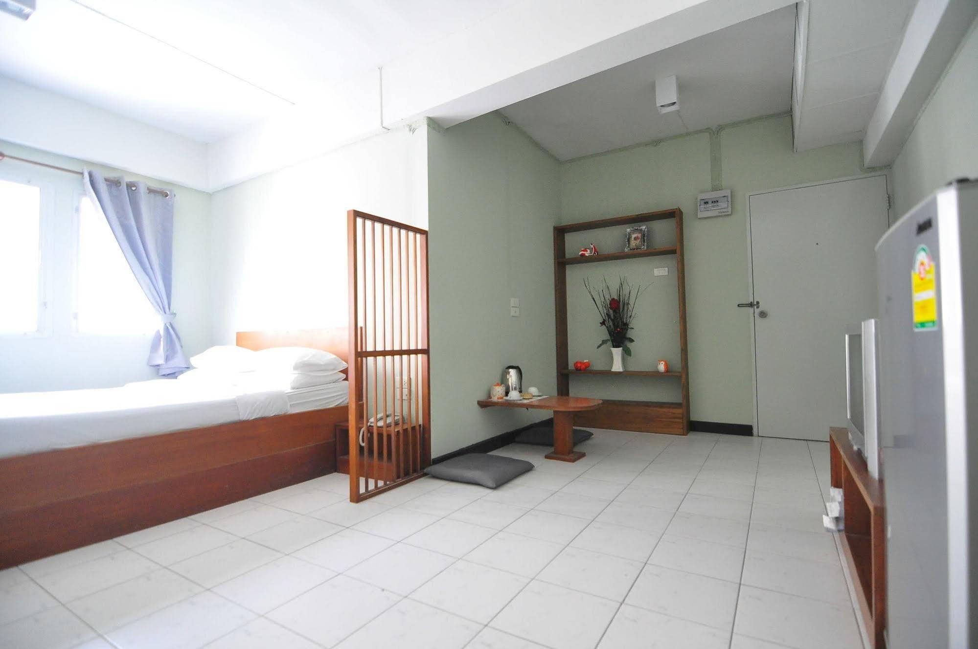 The Living Serviced 2*
