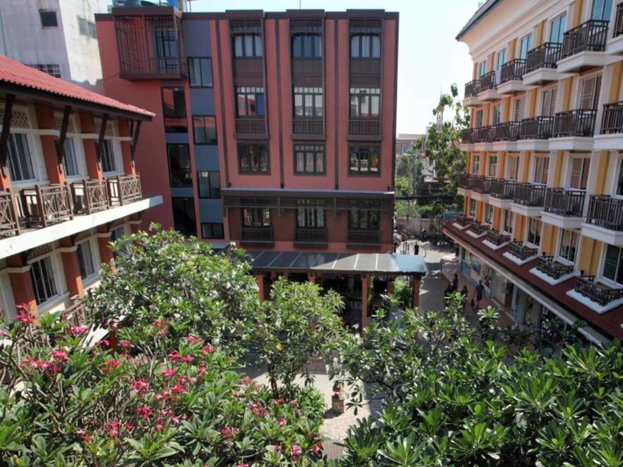 Rambuttri Village Plaza Inn