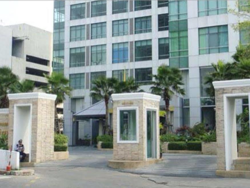 Baan Sathorn Riverfront Apartment *