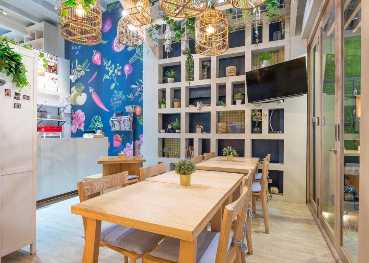 Kinnon Deluxe Coworking Cafe * Bangkok