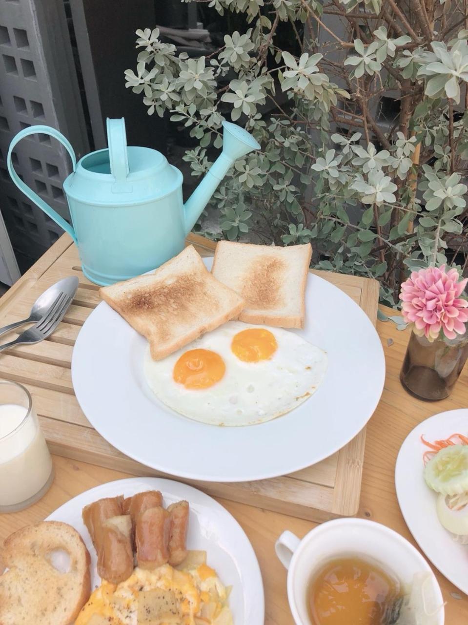 Kinnon Deluxe Coworking Cafe Bangkok