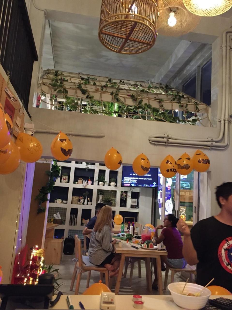 Kinnon Deluxe Coworking Cafe Hostel Bangkok