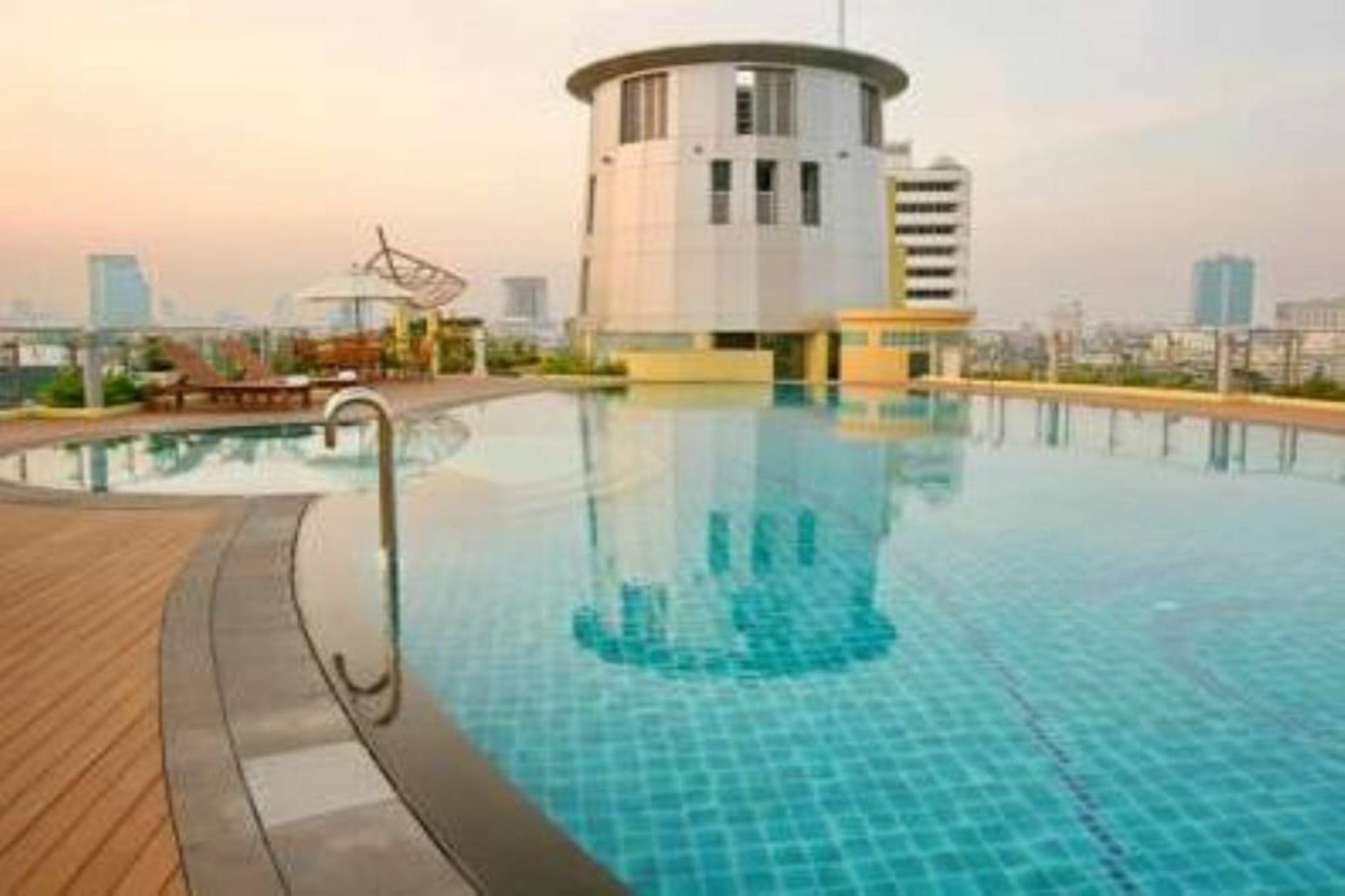 Seven Place Executive Residences 3*