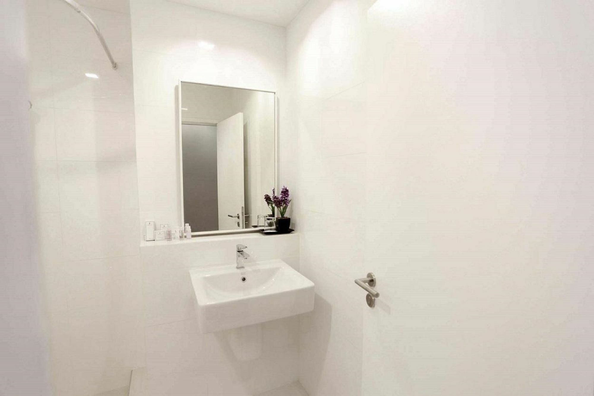 Hostel Sleep Box By Miracle -booked On Hourly Basis *