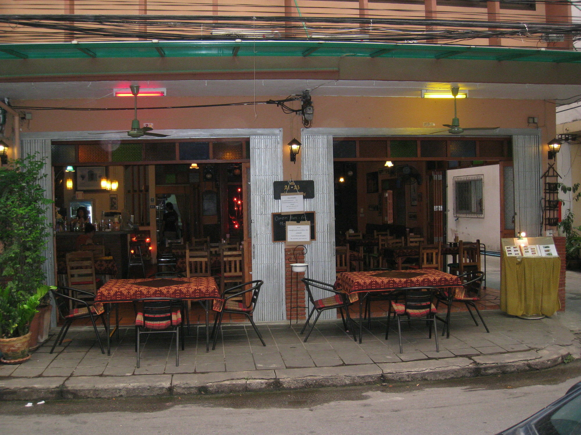 Baan Glang Soi Restaurant & Bed & Breakfast Bangkok