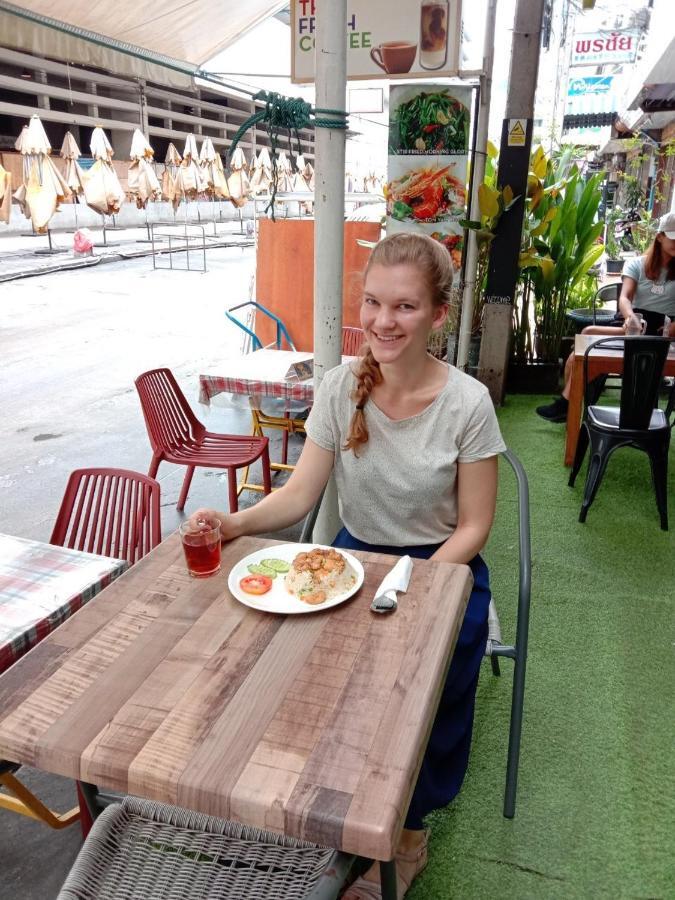 Asrama Glad Bar & Restaurant Bangkok